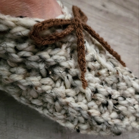 Crochet Slippers Ladies Size 5 - 6 - Picture 1 of 3